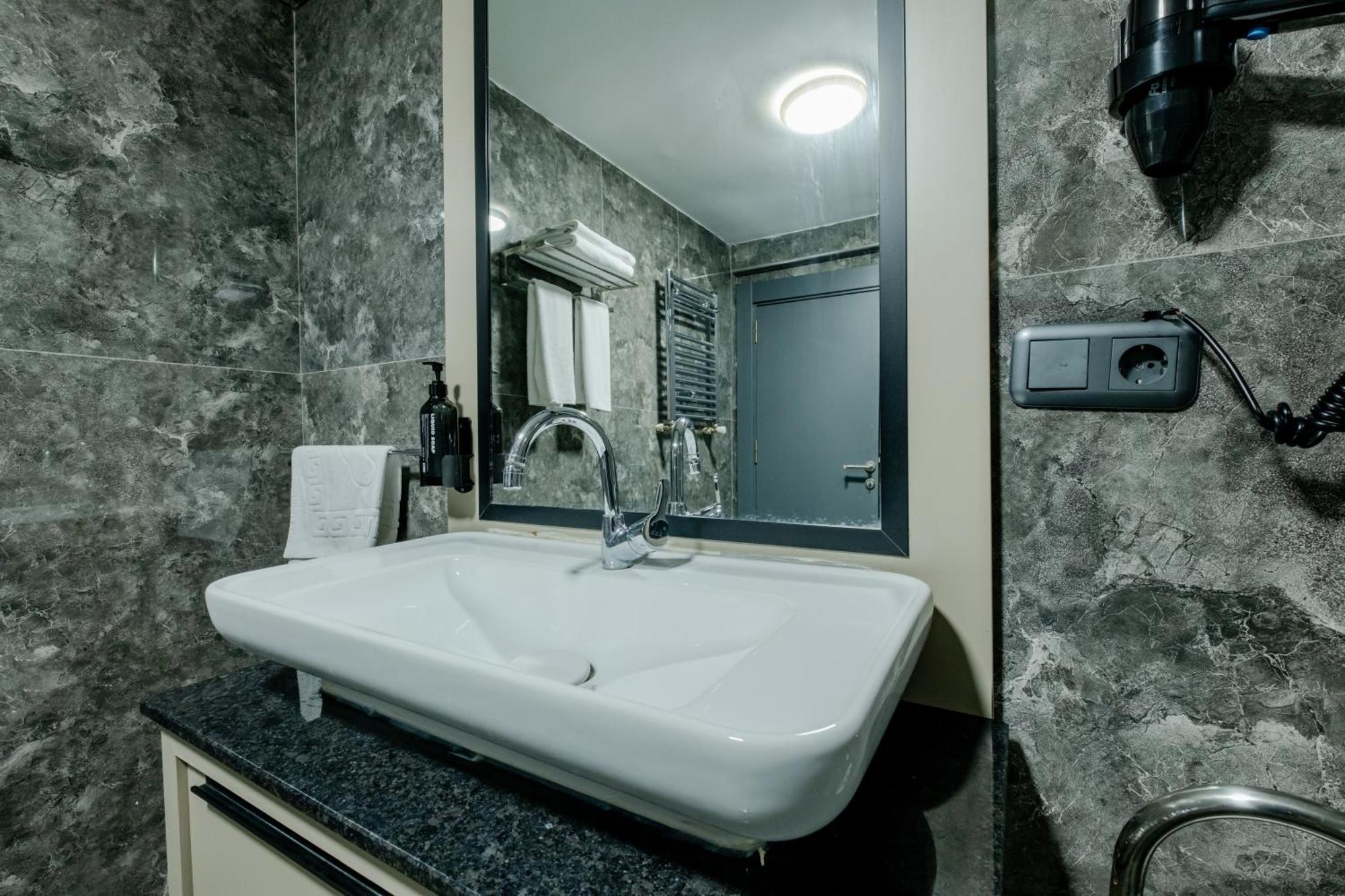 Frt Airlines Hotel - Istanbul Airport Arnavutkoy Bagian luar foto